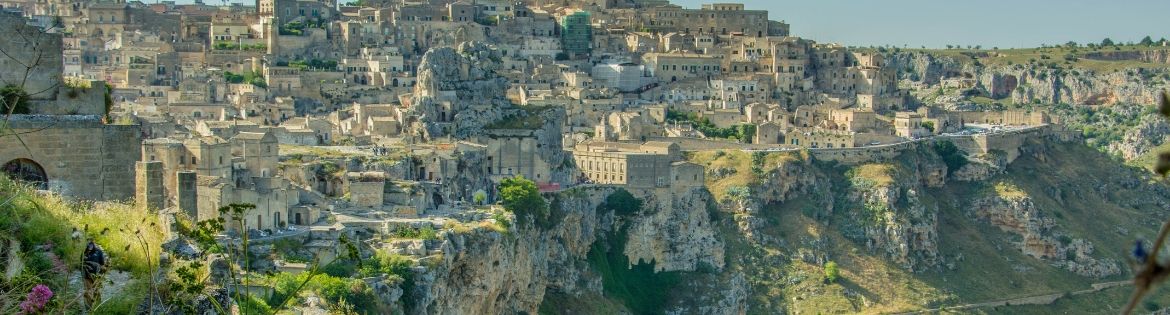 MATERA: UN DISARMANTE INTRECCIO DI BELLEZZA PIENO DI CONTRASTI - MATERA: A CAPTIVATING TAPESTRY OF BEAUTY AND CONTRADICTION.
